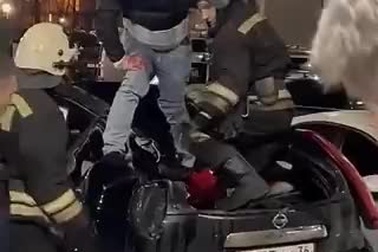 Người đàn ông Nga sống sót sau khi rơi từ tầng 19