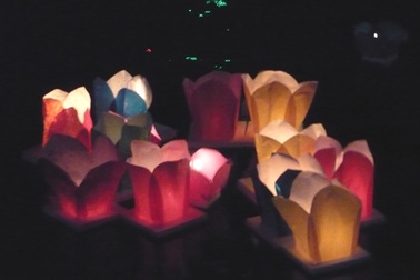 Thả đèn hoa đăng bế mạc “Lễ hội Dạ cổ hoài lang”