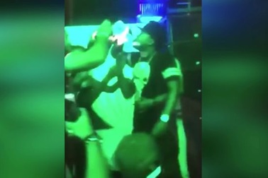 Chàng trai tử vong sau khi uống hết một chai rượu mạnh để thắng cược