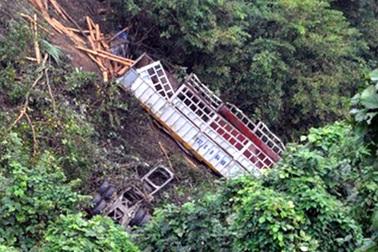 Toàn cảnh vụ xe lao xuống vực sâu 300m khiến 3 người chết