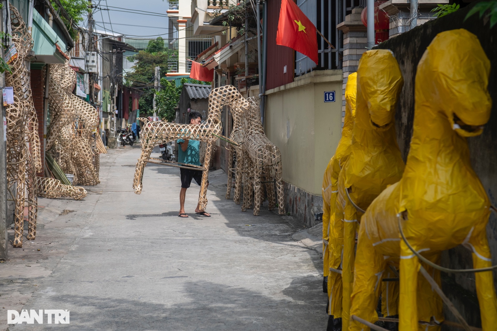 Ngôi làng chuyên sản xuất ngựa giấy, đồ phục vụ cõi âm ở Hà Nội - 1 Ngôi làng chuyên sản xuất ngựa giấy, đồ phục vụ cõi âm ở Hà Nội - 1