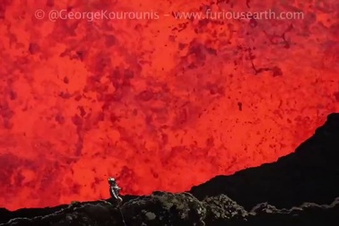 Cận cảnh dòng nham thạch cuồn cuộn phun trào ngay dưới chân