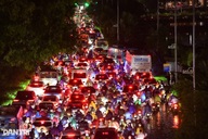 Tài xế kể đêm kinh hoàng tắc đường 8 tiếng, uống nước "cầm hơi"