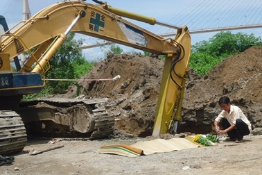 Cần xe cuốc bổ trúng đầu 1 công nhân