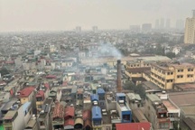 Hà Nội: Cột khói khổng lồ vẫn xả mù mịt, người dân dán băng dính chắn cửa