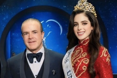 Chủ tịch Hoa hậu Hoàn vũ bị điều tra buôn chất cấm và vũ khí