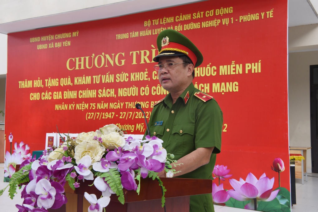 Bộ Tư lệnh Cảnh sát cơ động thăm khám, tặng quà gia đình chính sách - 1 Bộ Tư lệnh Cảnh sát cơ động thăm khám, tặng quà gia đình chính sách - 1