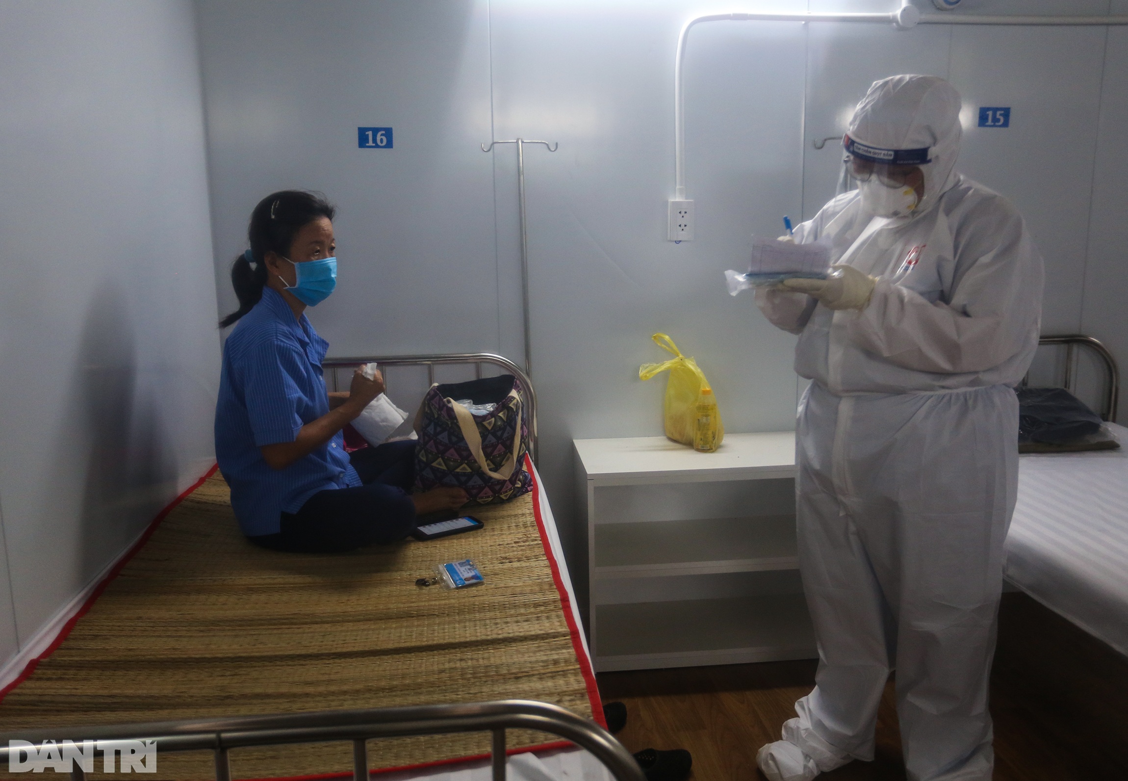 BV dã chiến số 16 bắt đầu đón F0: Cả nhà chờ 2 ngày đã kịp vào điều trị - 16 BV dã chiến số 16 bắt đầu đón F0: Cả nhà chờ 2 ngày đã kịp vào điều trị - 16