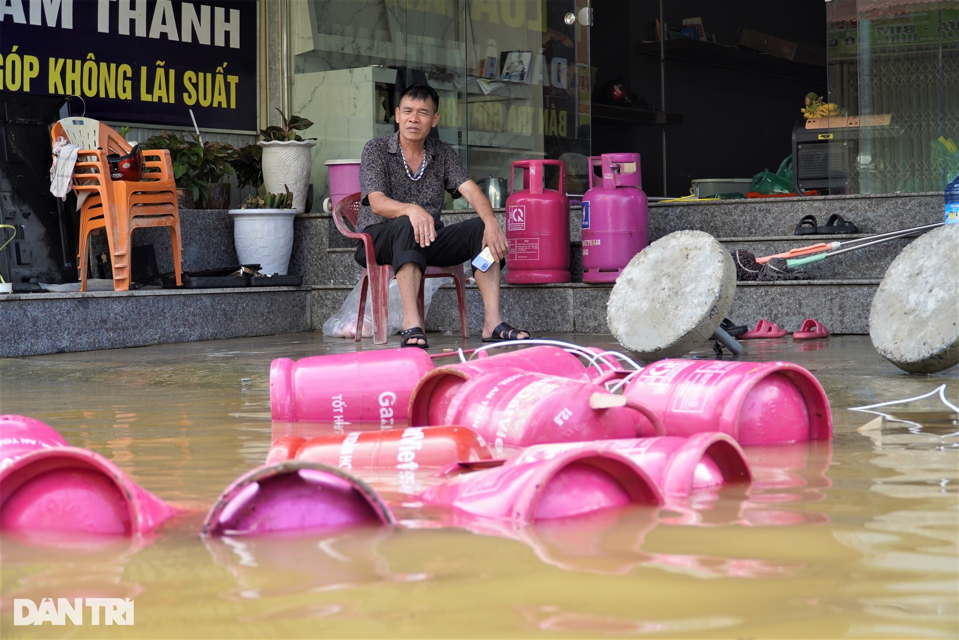 Hàng hóa thành rác sau lũ, tiểu thương điêu đứng - 3