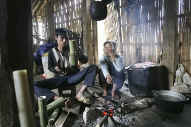 Chìm trong rượu, co ro trong rét