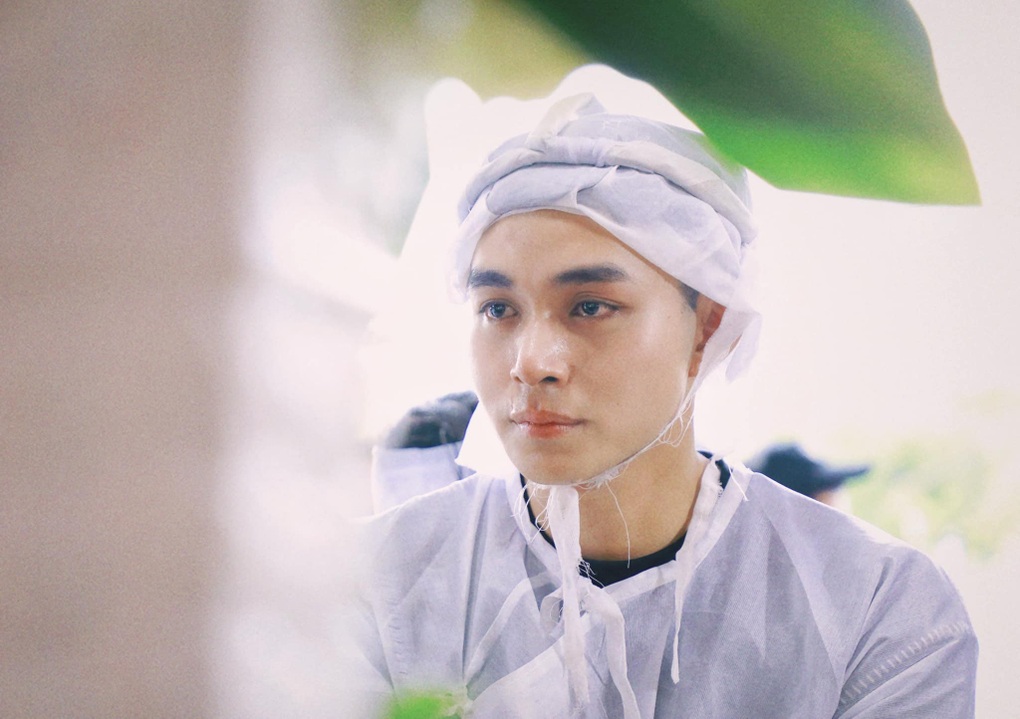 Jun Phạm tiều tụy trong lễ tang của bố, tiết lộ về tiền phúng điếu - 1 Jun Phạm tiều tụy trong lễ tang của bố, tiết lộ về tiền phúng điếu - 1