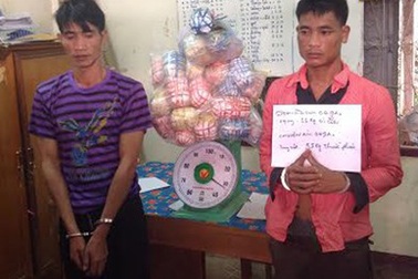 Bắt 2 đối tượng người Lào đang "gùi lưng" 35kg thuốc phiện