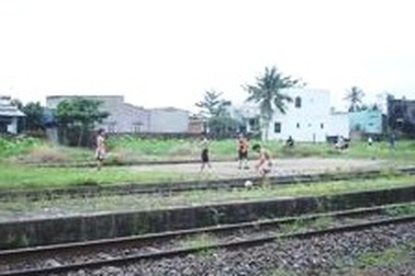 Một thanh niên va vào tàu hoả đang chạy 