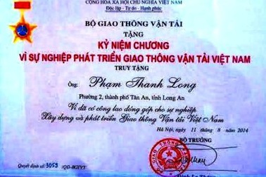 Bộ GTVT truy tặng kỷ niệm chương cho tài xế quên mình cứu hành khách
