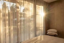 Vì sao ánh sáng có thể xuyên qua kính?