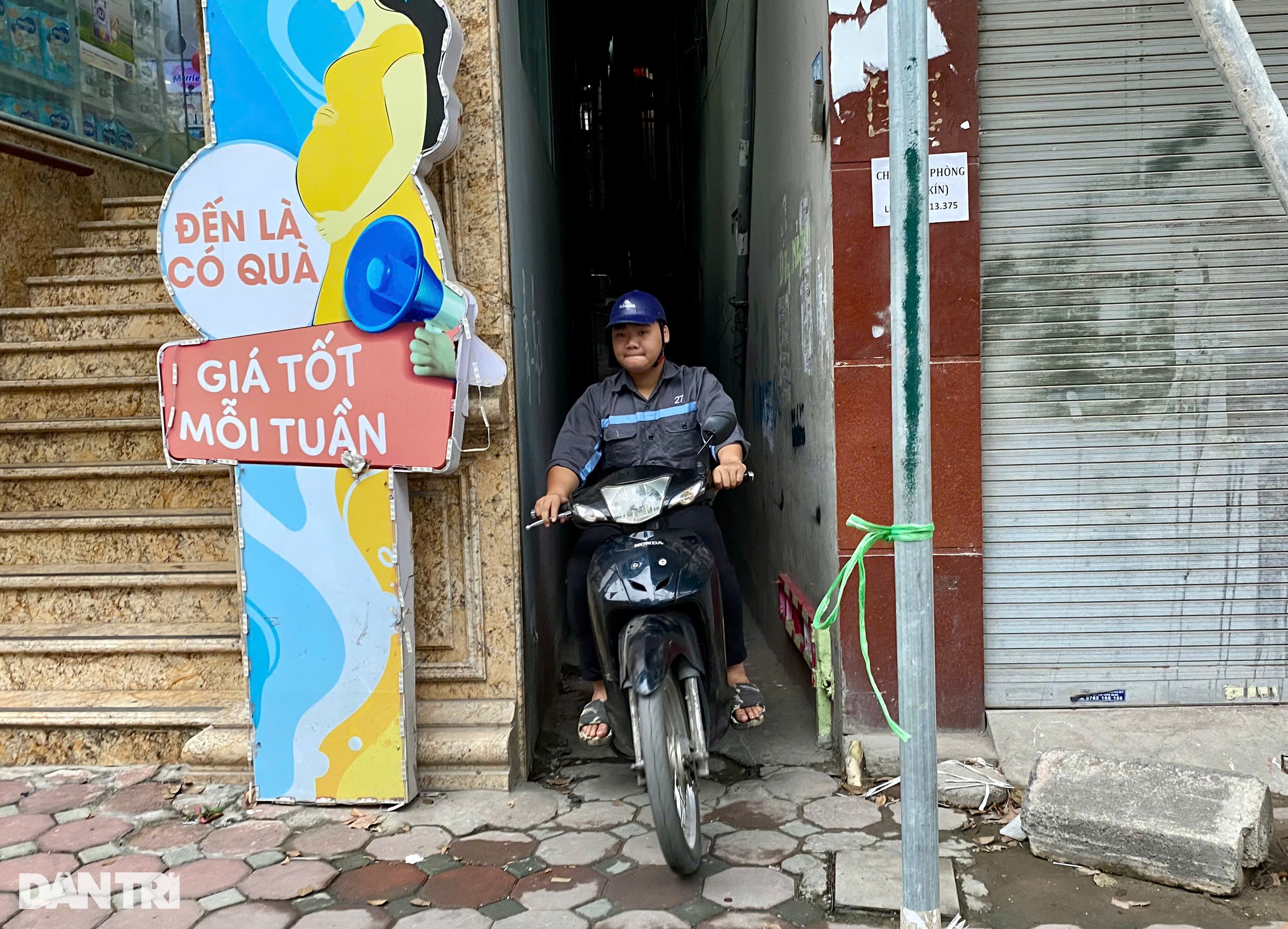 Người dân lập barie chặn xe máy ở Hà Nội: Khổ sở vì ồn ào, tắc đường - 2 Người dân lập barie chặn xe máy ở Hà Nội: Khổ sở vì ồn ào, tắc đường - 2