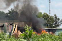 Cháy xưởng mút xốp trong khu dân cư ở Đồng Nai