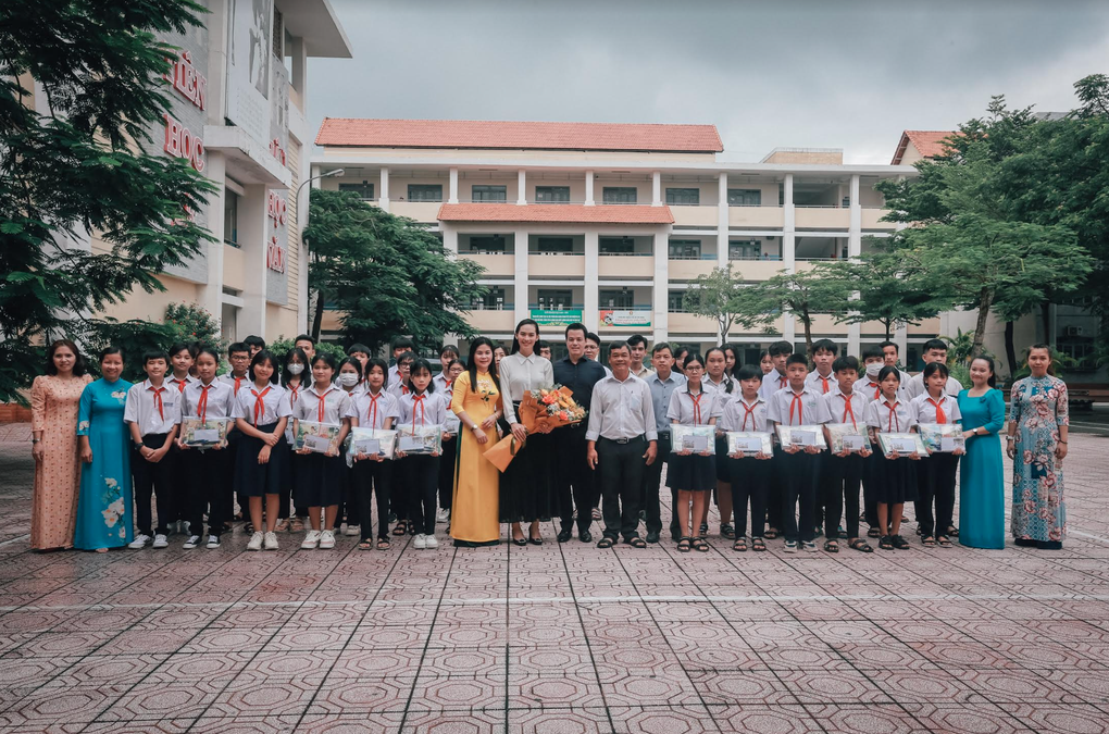 Trao tặng học bổng cho trường THCS mang tên Liệt sĩ Đặng Công Bỉnh - 2 Trao tặng học bổng cho trường THCS mang tên Liệt sĩ Đặng Công Bỉnh - 2