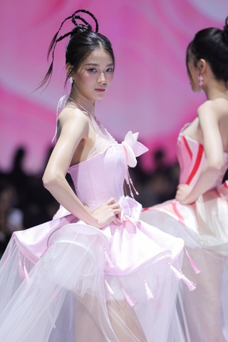 Á hậu Trái đất Trịnh Mỹ Anh gây “choáng” khi khoe vòng 3 trên sàn catwalk - 11