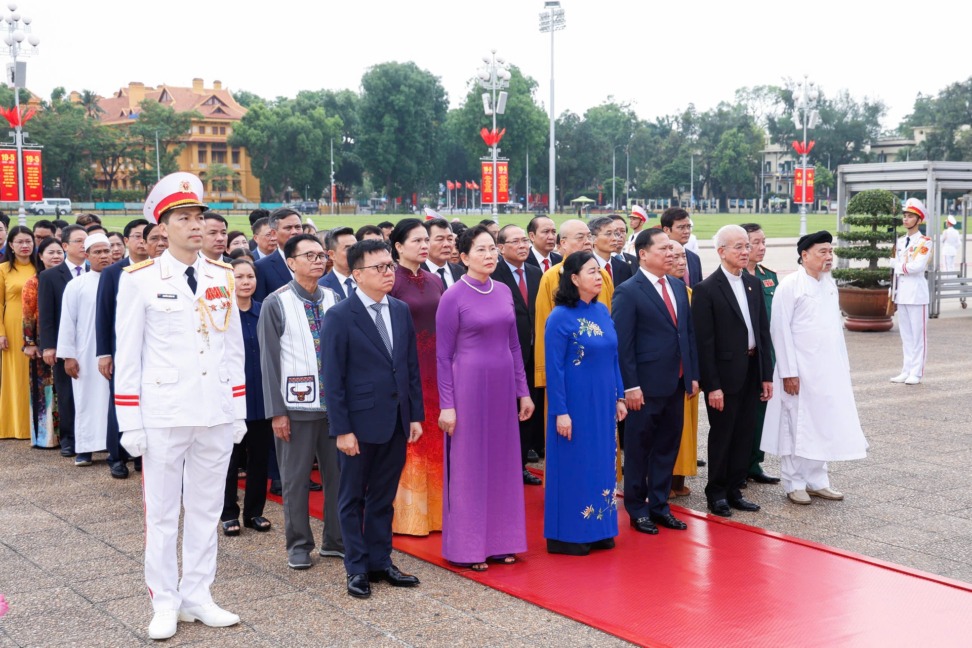 Hình ảnh lãnh đạo Đảng, Nhà nước vào Lăng viếng Bác nhân ngày 19/5 - 8