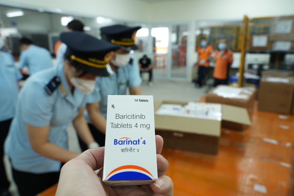 Hải quan bắt hơn 60.000 viên thuốc điều trị Covid-19 núp bóng thực phẩm - 1 Hải quan bắt hơn 60.000 viên thuốc điều trị Covid-19 núp bóng thực phẩm - 1