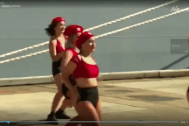 Tranh cãi màn nhảy gợi cảm của nhóm vũ công cạnh chiến hạm Australia