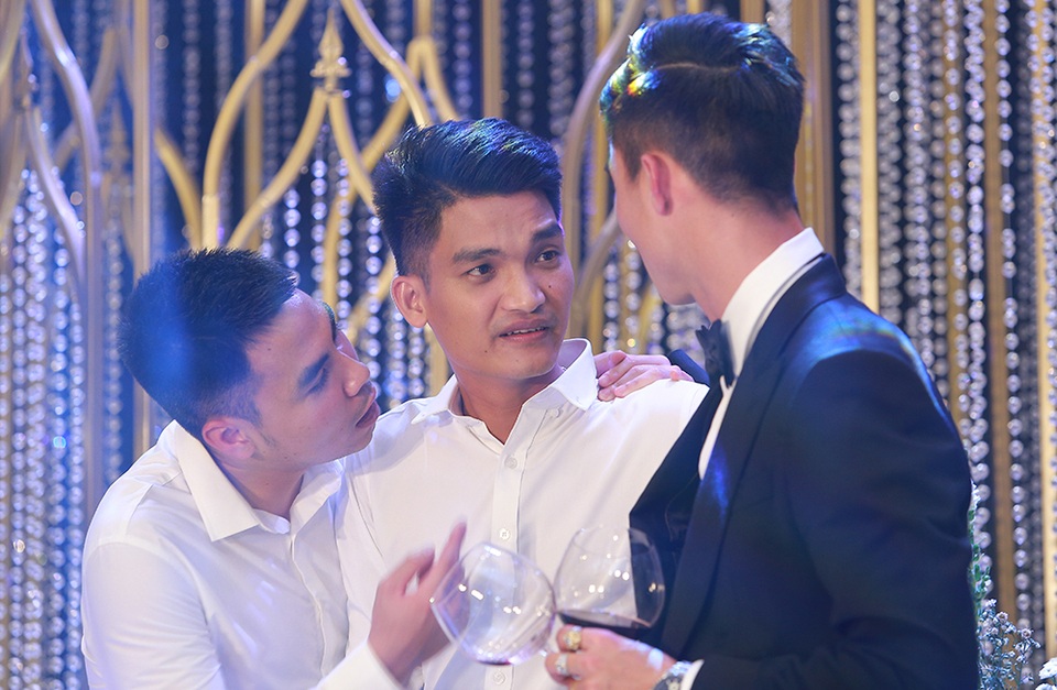 Vợ chồng Duy Mạnh hôn nhau, quẩy tưng bừng cùng dàn sao đình đám - 9 Vợ chồng Duy Mạnh hôn nhau, quẩy tưng bừng cùng dàn sao đình đám - 9