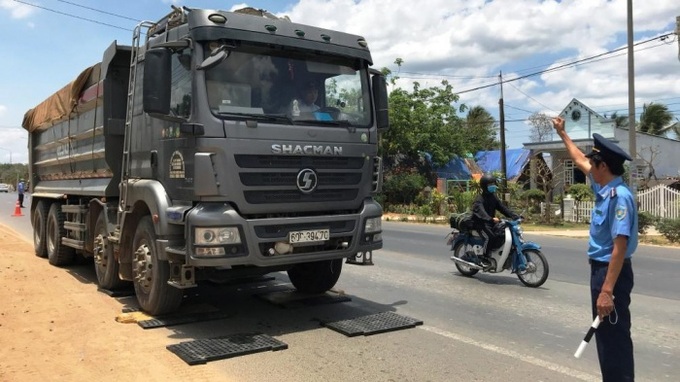 Thanh tra giao thông kiểm tra xe quá tải.