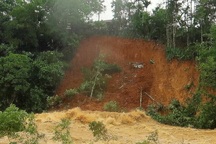 Sạt lở hàng trăm tấn đất đá, người dân hốt hoảng bỏ nhà chạy thoát thân