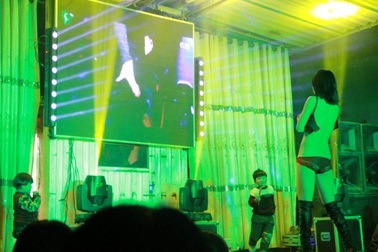 Trào lưu thuê vũ nữ thoát y đến góp vui trong đám tang ở Trung Quốc