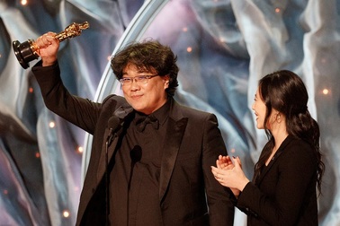Những khoảnh khắc đáng nhớ của đoàn làm phim "Parasite" tại lễ trao giải Oscar