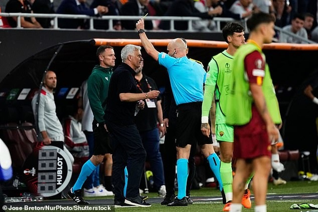 Chỉ trích trọng tài thậm tệ, HLV Mourinho nhận án phạt nặng từ UEFA - 2 Chỉ trích trọng tài thậm tệ, HLV Mourinho nhận án phạt nặng từ UEFA - 2