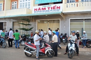 Đập tủ, cướp vàng giữa trung tâm thành phố