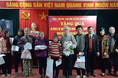 Báo Dân trí tặng 30 suất quà Tết đến các hoàn cảnh khó khăn phường Cầu Dền