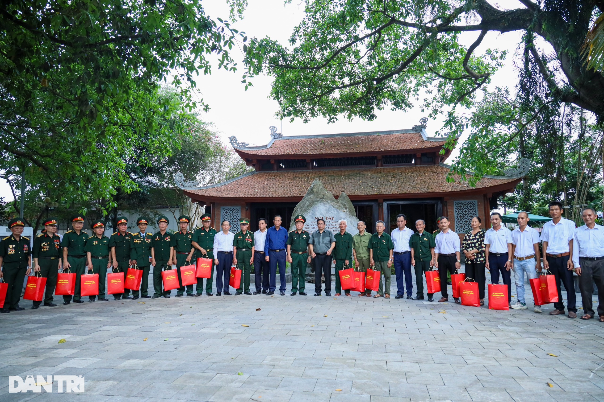 View - Thủ tướng dâng hương tại nơi khởi đầu Ngày Thương binh - Liệt sĩ | Báo Dân trí