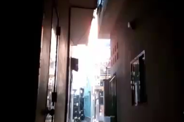 Trụ điện phát nổ đùng đùng, người dân hốt hoảng