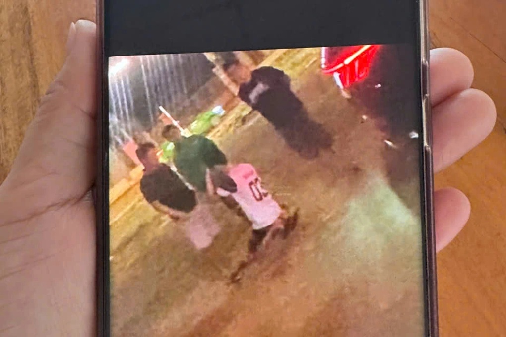 Công an làm việc với người tát, bắt nam thanh niên quỳ gối xin lỗi - 2 Công an làm việc với người tát, bắt nam thanh niên quỳ gối xin lỗi - 2