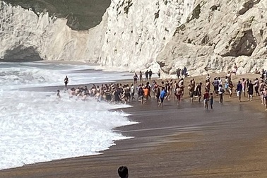 Hàng chục người nắm tay nhau thành "sợi dây" cứu nạn nhân đuối nước