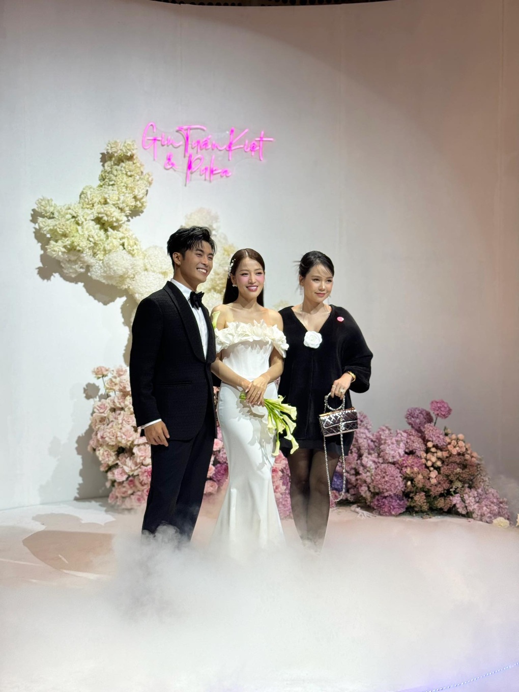 Lễ cưới Puka - Gin Tuấn Kiệt: Trấn Thành đến sớm, Sam vác bụng bầu ăn cưới - 5 Lễ cưới Puka - Gin Tuấn Kiệt: Trấn Thành đến sớm, Sam vác bụng bầu ăn cưới - 5