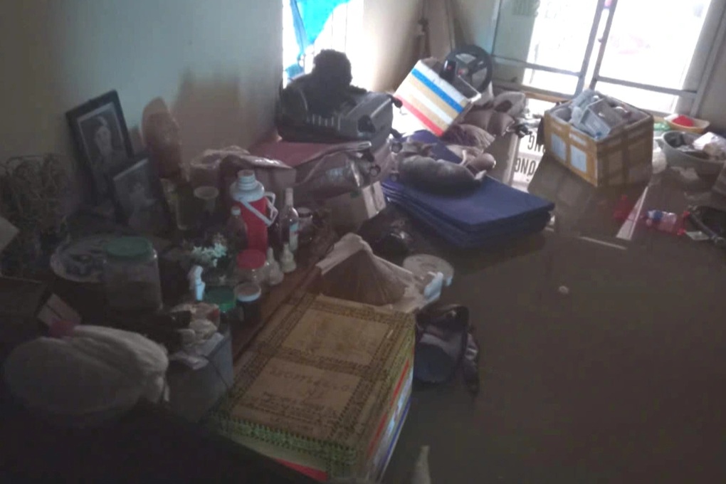 タイ・グエン:屋上に座って緊急の助けを求める学生 - 1 Thái Nguyên: Sinh viên ngồi nóc nhà kêu cứu khẩn cấp - 1