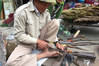 Làm nửa ngày thu nhập hơn chục triệu tháng nhờ nghề “cắt chấu liềm”