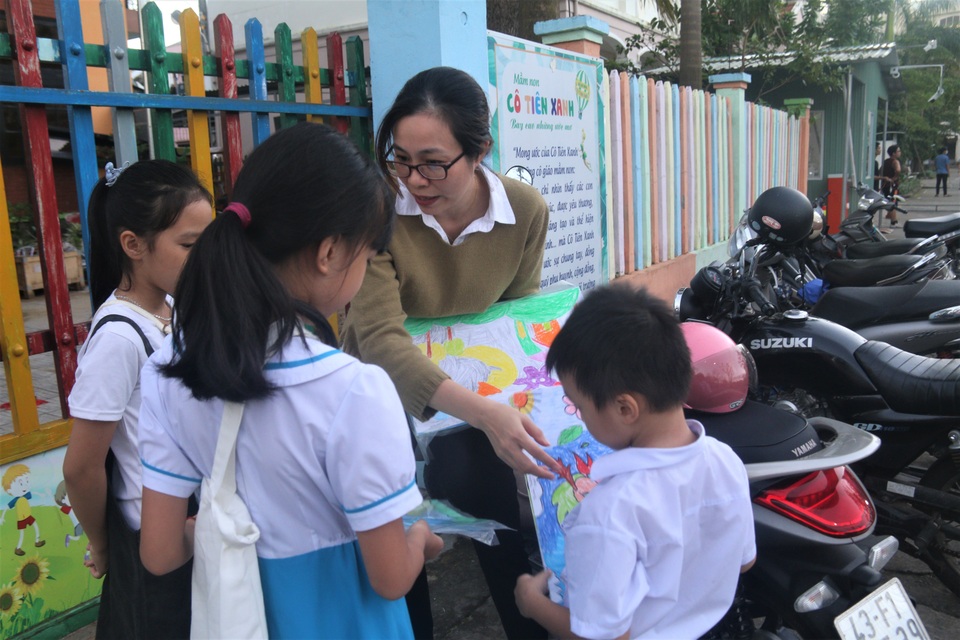 Trẻ mầm non tự tay vẽ tranh gây quỹ cứu trợ người dân vùng bão lũ - 4 Trẻ mầm non tự tay vẽ tranh gây quỹ cứu trợ người dân vùng bão lũ - 4