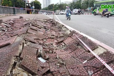 Hà Nội : Mặt cầu Tứ Hiệp sụt lún bất thường, người dân đi bộ e dè