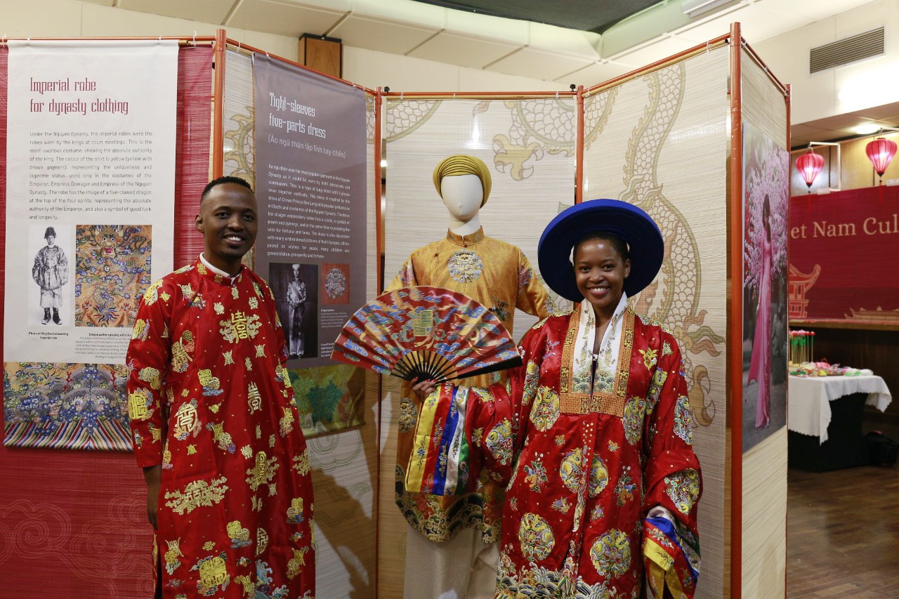Công chúng Nam Phi thích thú mặc cổ phục triều Nguyễn, in tranh, nặn tò he - 4