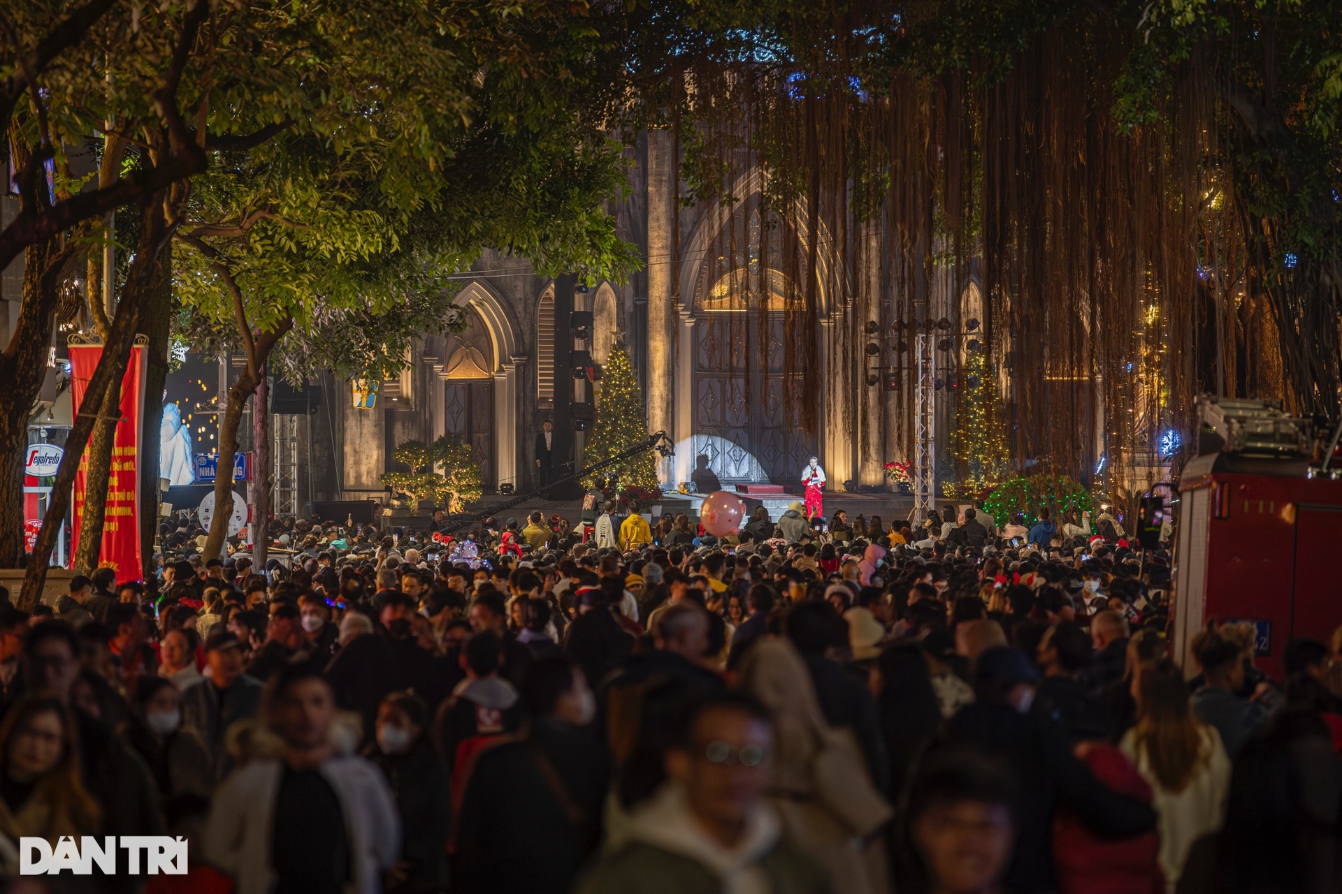 Hanoi is 10 degrees Celsius cold, young people still flock to the Cathedral on Christmas Eve - August