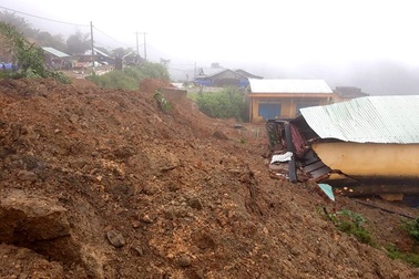 9 người bị vùi lấp khi cả một quả đồi sạt lở