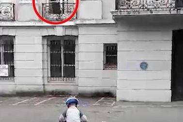 "Bóng ma" tựa cửa sổ nhìn cậu bé con đi xe đạp gây sốt mạng