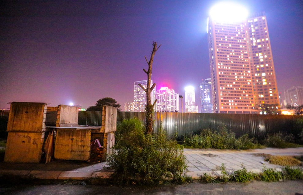 Lao động mất việc làm, trú ngụ trong ống cống dưới trời giá rét đầu đông - 1