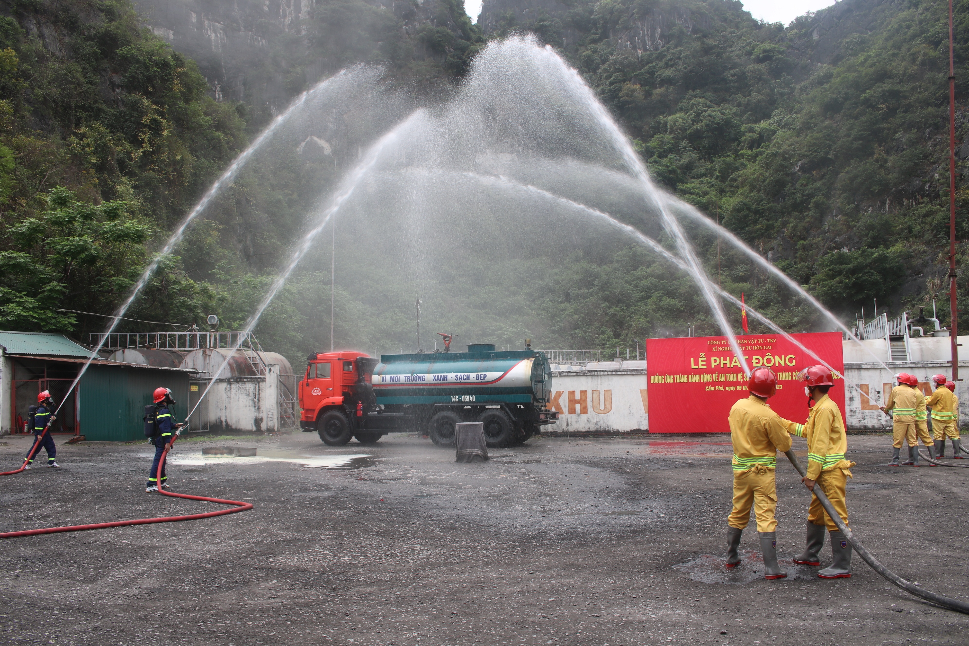 Diễn tập PCCC tại Kho xăng dầu Vũng Hoa, Xí nghiệp Vật tư Hòn Gai - Công ty CP Vật tư tại Lễ phát động