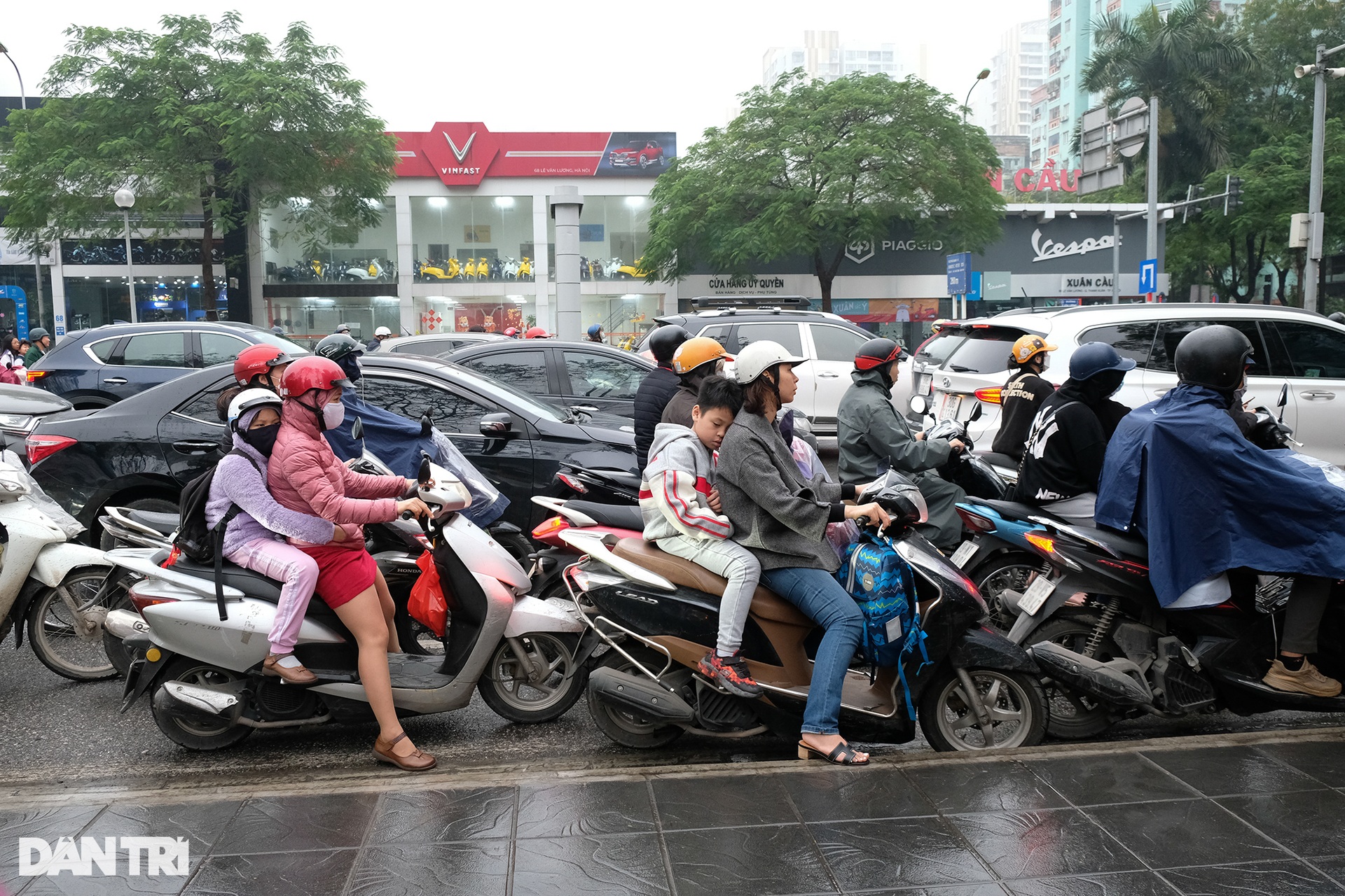 Người Hà Nội chật vật di chuyển dưới trời mưa dai dẳng và sương mù dày đặc - 8 Người Hà Nội chật vật di chuyển dưới trời mưa dai dẳng và sương mù dày đặc - 8